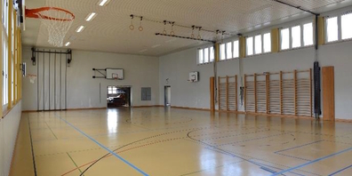 Die Uzner Turnhalle Letzi wird teilweise saniert und ihr Untergeschoss wegen Schulraummangels bis Sommer 2024 zu Werkräumen umgebaut. (Archivbild)
