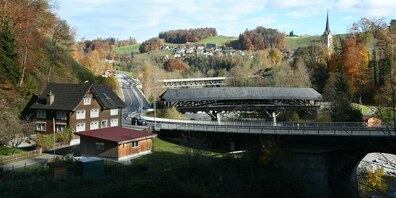 Blick auf den Eingang ins Guggenloch und die Brücken Lütisburg. 