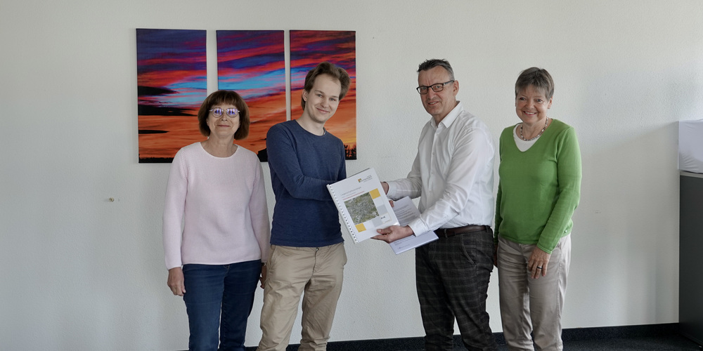 Übergabe der Petition «Schulraum jetzt» und der Liegenschaftsstrategie. v.l.n.r. Gisela Hatt, Conradin Haselbach, Cornel Aerne, Dagmar Ellenberger