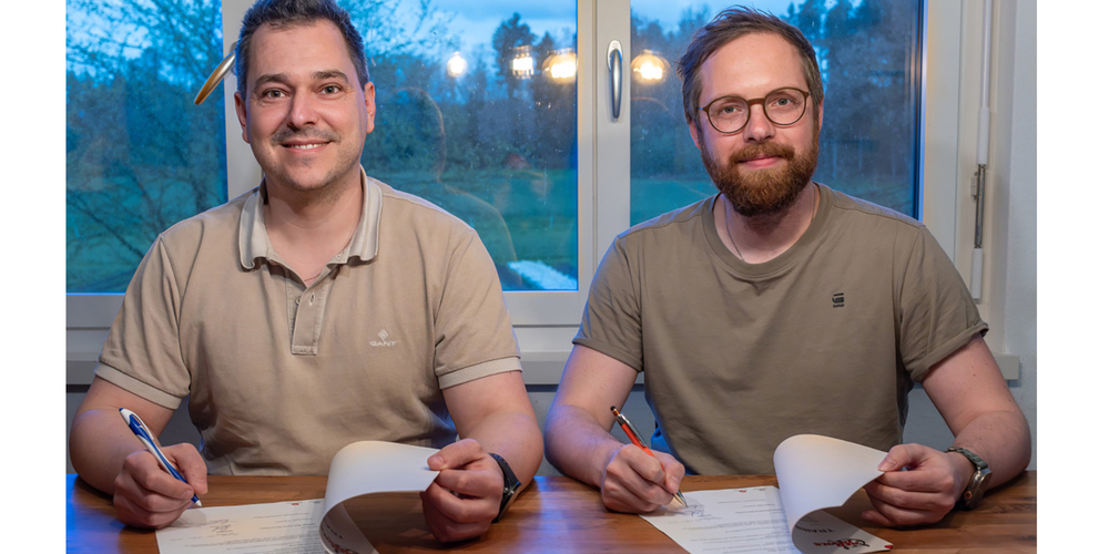 Den Trainer-Vertrag mit Red Devils unterschrieben: Philipp Düsel (links)  und Nicola Saluz.