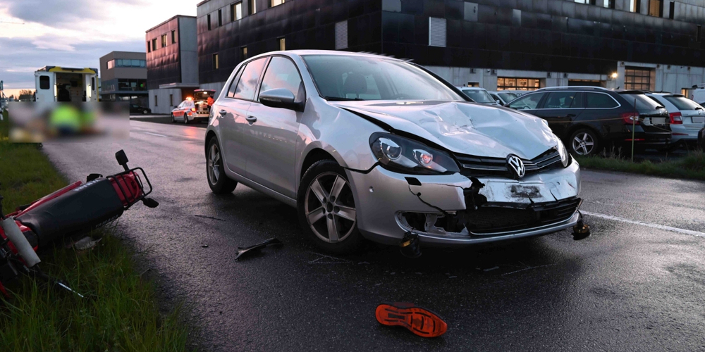 Der Motorradfahrer sah nicht, dass ihm bei seinem Überholmanöver ein Auto entgegenkam.