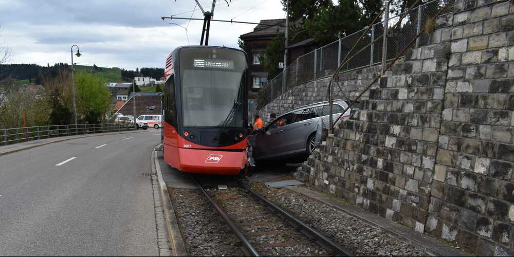 Das Auto wurde vom «Trogenerbähnli» in die Wand geschoben.