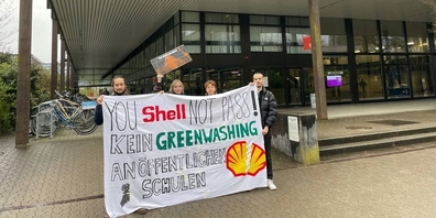 «You Shell not pass»: An der OST Rapperswil protestierten Juso und Klimastreik gegen das Referat einer Vertreterin von Shell.