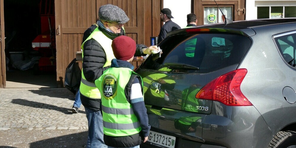 Die IG Boppiwiese setzt sich für den Erhalt der Boppiwiese in ihrer gesamten Grösse ein. Im Wahlkampf verteilten sie auch Aufkleber für Autos.