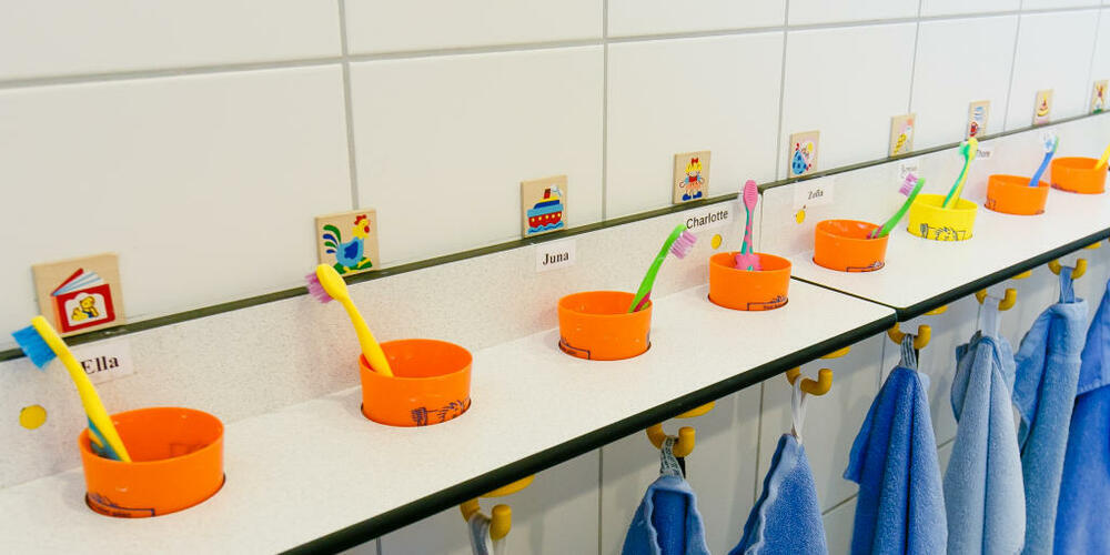 Die St. Galler Regierung will Eltern für die familienergänzende Kinderbetreuung finanziell mehr entlasten. (Archivbild)