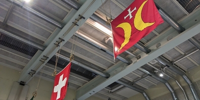 Aufgehängte Flaggen der Schweiz und Schmerikons während der Bürgerversammlung in der Turnhalle Oberstufe Süd.