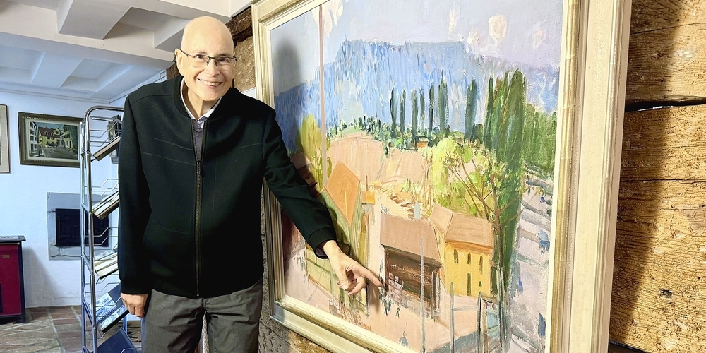 Der Wiediker Ronald Schmid führte durch das Heimat- und Ortsmuseum. Besonders gefällt ihm das Gemälde der Zürcher Ziegeleien des Schweizer Malers Rudolf Zender.