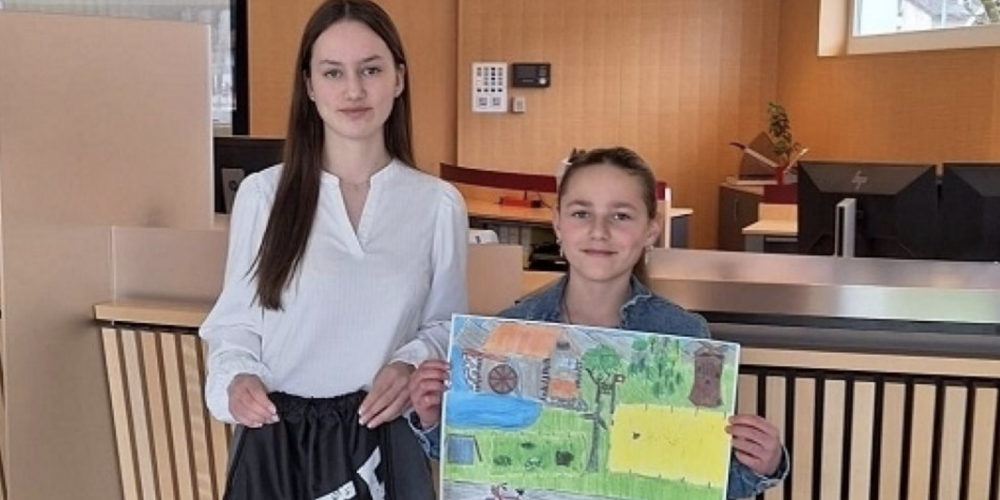 Melina Huser (l., Lernende 1. Lehrjahr) überreicht der Gewinnerin ihren Preis.