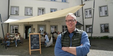 Florian Reiser, Inhaber der Focacceria AG, ist erleichtert, dass nach einem zweijährigen Verfahren das Sonnensegel im Stiftsbezirk St.Gallen erstmals ausgerollt werden kann.