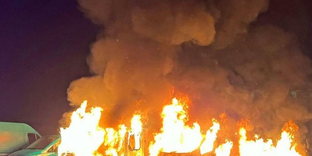 Die Lieferwagen brannten lichterloh.