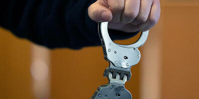 Die Zürcher Stadtpolizei hat zwei jugendliche Räuber verhaftet. (Symbolbild)