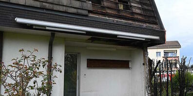 Schäden entstanden unter anderem am Dach des Einfamilienhauses.