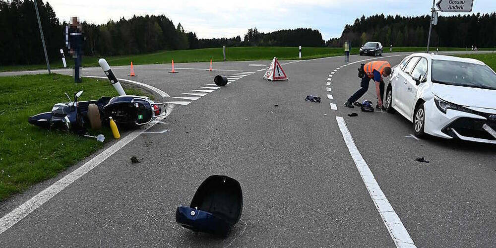 Der Rollerfahrer übersah das Auto in Waldkirch SG und es kam zur Kollision.