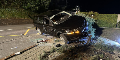 Der Unfallwagen, aus dem der 70-Jährige durch die Feuerwehr Wollerau geborgen werden musste.