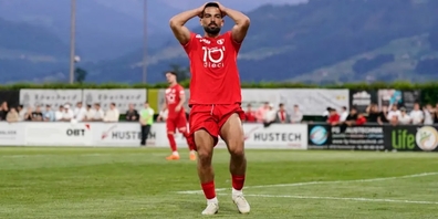 Ein zweiter Treffer wollte auch ihm nicht gelingen:  Oan Djorkaeff ärgert sich über eine verpasste Chance.