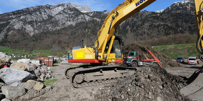 Der Baggerführer verletzte sich mittelschwer.