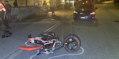 Bei mehreren Verkehrsunfällen im Kanton St. Gallen sind am Samstag vier junge Erwachsene verletzt worden. Hier auf dem Bild das Motorrad eines 16-Jährigen, der in Gommiswald frontal in ein Auto knallte.