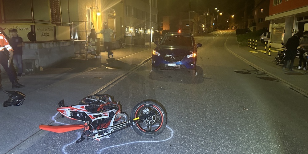 Am Samstag kam es kurz vor 21 Uhr auf der Rickenstrasse zur Kollision zwischen einem Auto und einem Kleinmotorrad.