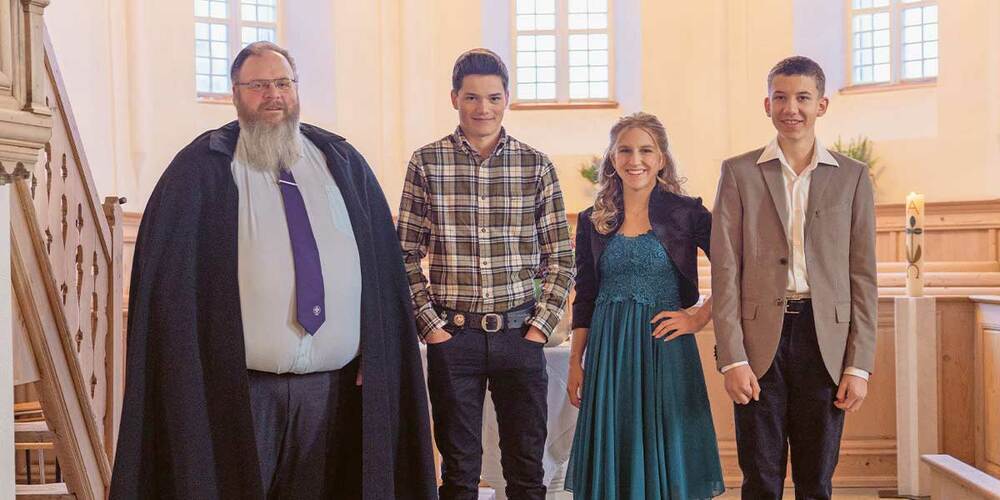 Konfirmation in Saas Sozialdiakon Walter Bstieler, Lenz Engler, Leonie Gasner, Micha Müller (v.l.)