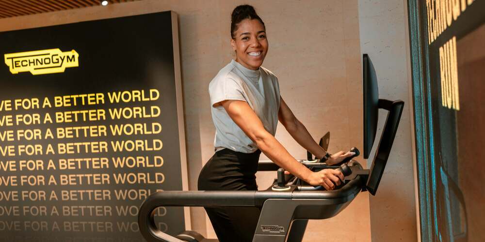 Die schnellste Schweizerin als Botschafterin für Technogym: Leichtathletin Mujinga Kambundji wird auch an Olympia 2024 in Paris auf den Geräten trainieren.
