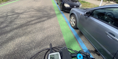 Ein grünes Farbband entlang des Fahrbandrandes macht die Velovorzugsroute erkennbar. Die Velofahrenden müssen aber nicht auf dem Band fahren.