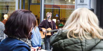Der Komponist, Sänger und Multiinstrumentalist Mathis Schuller aus dem benachbarten Stockach, eröffnete mit Strassenmusik den «First Friday».