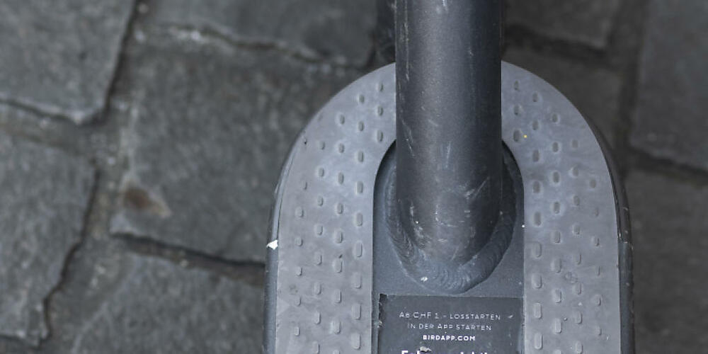Vergangene Woche fuhr ein E-Trottinettfahrer in Regensdorf einen Gemeindepolizisten über den Haufen. Am Freitag konnte die Polizei den mutmasslichen Lenker verhaften. (Symbolbild)