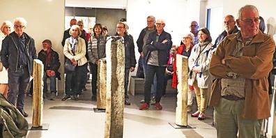 Die Mitglieder der Kunstvereins bewundern die Holz-, Basalt- und Marmorarbeiten von Sabine Schwarzenbach.