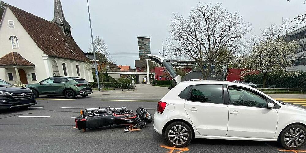 Auf der Chamerstrasse in Zug stürzte am Sonntag ein Töfffahrer vor einem Fussgängerstreifen.