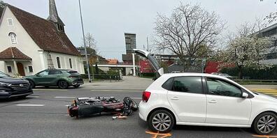 Auf der Chamerstrasse in Zug stürzte am Sonntag ein Töfffahrer vor einem Fussgängerstreifen.