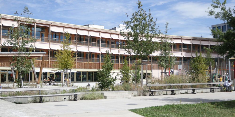 Das Schulhaus verfügt über 11 Klassenzimmer mit Gruppenräumen; hinzu kommen eine Bibliothek, eine Turnhalle, ein Mehrzweckraum und eine Mensa. 