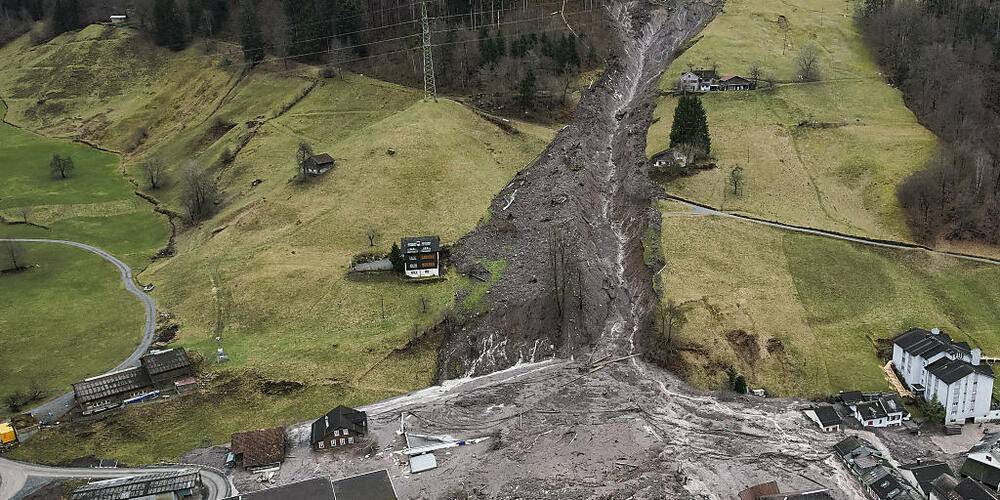 Blick auf den Erdrutsch in Schwanden GL während der Aufräumarbeiten des Zivilschutzes zwischen den Gebäuden im Januar. Nun wird die eigentliche Erdrutschmasse geräumt. (Archivbild)