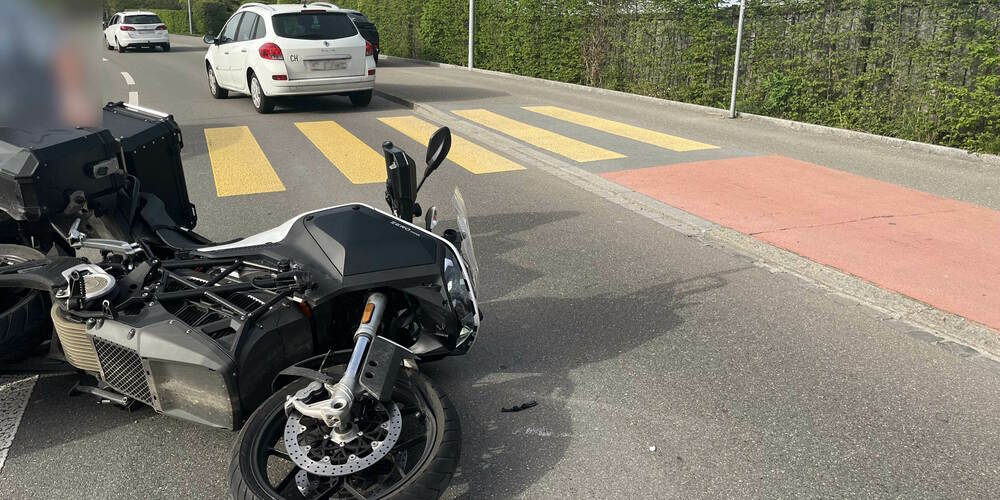 Der Motorradfahrer wurde bei der Kollision leicht verletzt.