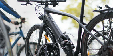 Die Kantonspolizei Zürich hat am Donnerstag drei Männer festgenommen, die mindestens 18 E-Bikes gestohlen haben sollen. (Symbolbild)