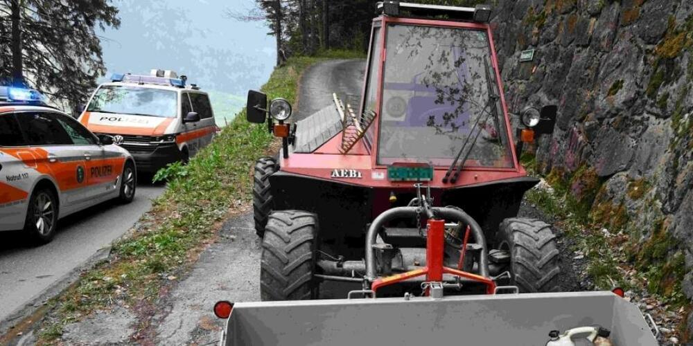 Der 8-Jährige sass während der Fahrt in der Frontschaufel des landwirtschaftlichen Fahrzeugs.
