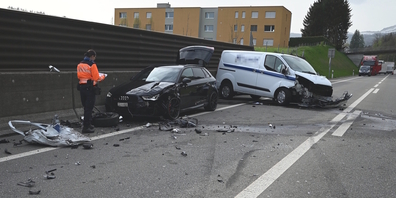 Zwei der drei Unfallfahrzeuge: der weisse Lieferwagen des Verursachers und der schwarze Personenwagen der zweiten Kollision.