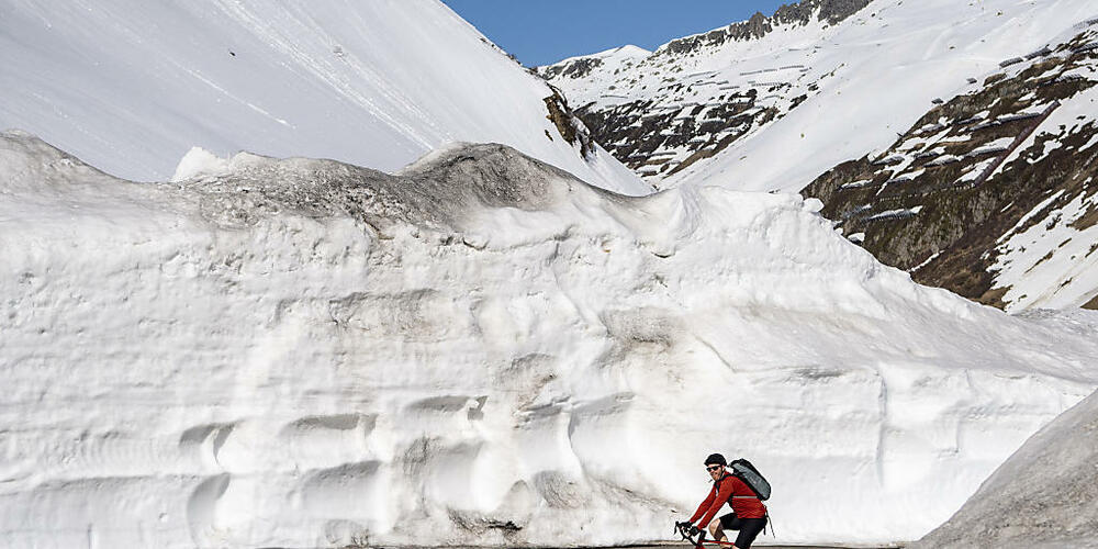 Ein Radfahrer fährt 2021 nach der Aufhebung der Wintersperre über den Oberalppass. (Archivaufnahme)