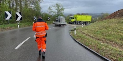 Unfallsituation auf der Rällikerstrasse nach einer Kollision zwischen talwärts fahrendem Lieferwagen sowie bergwärts fahrendem Lastwagen.
