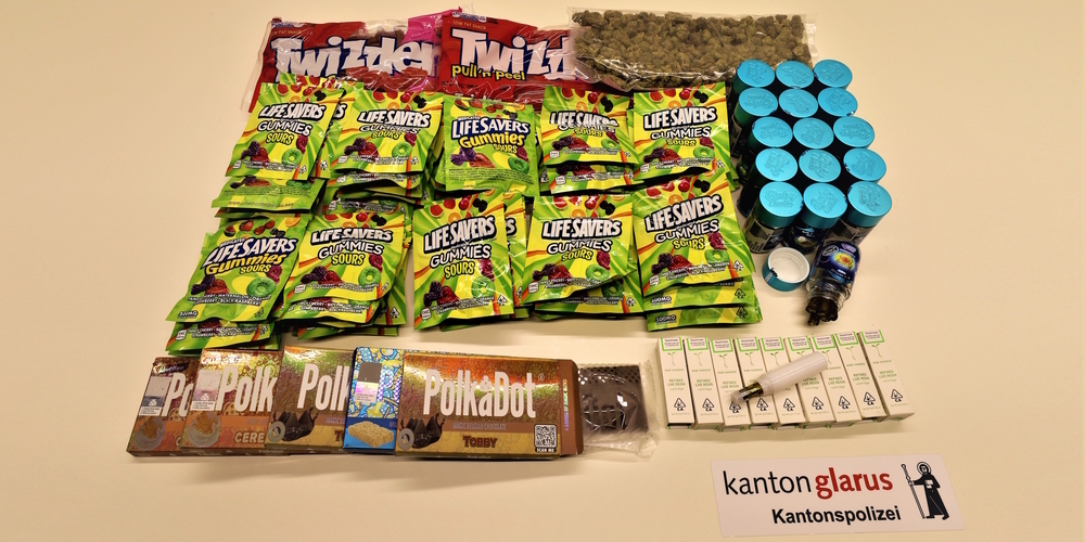 Die amerikanische Postsendung eines Glarners enthielt eine grössere Menge illegaler «Edibles», THC-Vapes, THC-Joints, THC-Marihuana und Psilocybin-Schoggi.