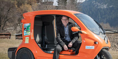 In Disentis sind die E-Tuk-Tuks bereits seit Mitte März unterwegs. Die Zürcher SP möchte deren Einsatz auch für den Kanton Zürich prüfen. Im Bild der Gemeindepräsident von Disentis, René Epp.
