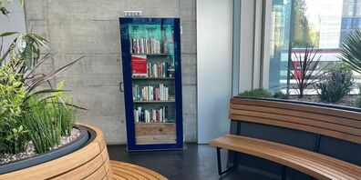 Zwischen den zahlreichen Sitzgelegenheiten am Aarauer Bahnhof ist der SBB-Bücherschrank am Ostausgang zu finden.