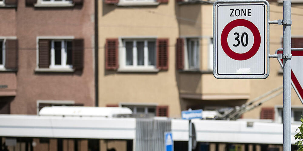 Eine Initiative fordert ein generelles Verbot von Tempo 30 auf Stadtzürcher Hauptverkehrsachsen. Parlament und Stadtrat sind dagegen. (Archivbild)