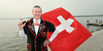 Hanspeter Barmettler ist einer der bekanntesten Fahnenschwinger der Region Ausserschwyz. Interessierte können am Sonntag in seine Fussstapfen treten und lernen, wie man die Fahne greift, schwingt und fängt. 