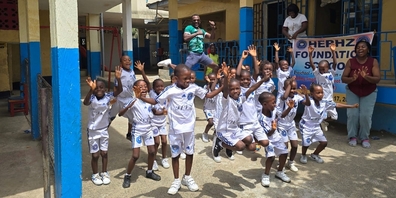 Run-For-Mitglied Mim Burri (hinten) zu Besuch bei der Hephz Foundation School in Monrovia, Liberia.