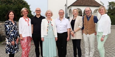 (v.l.)  Erika Rüegg-Ploke (neu), Ursula Grossfeld, Patrick Lambertz, Cornelia Brändli, Alois Artho, Marie-Eve Hofmann-Marsy, Peter Brunner und Evelyne Glaus organisieren als Vorstand die zahlreichen Anlässe des Kunstvereins.