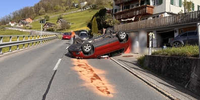 Die Fahrerin verlor nach eigenen Angaben die Kontrolle übers Auto, das auf eine Leitplanke fuhr, aufs Dach kippte und so einige Meter rutschte.