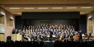 : Der EMS-Chor unter der Leitung von Martin Zimmermann