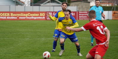 Daniele Varano (Mitte) scheiterte in der Nachspielzeit mit seinem Freistoss am stark reagierenden Brühl-Keeper. (Archivbild)