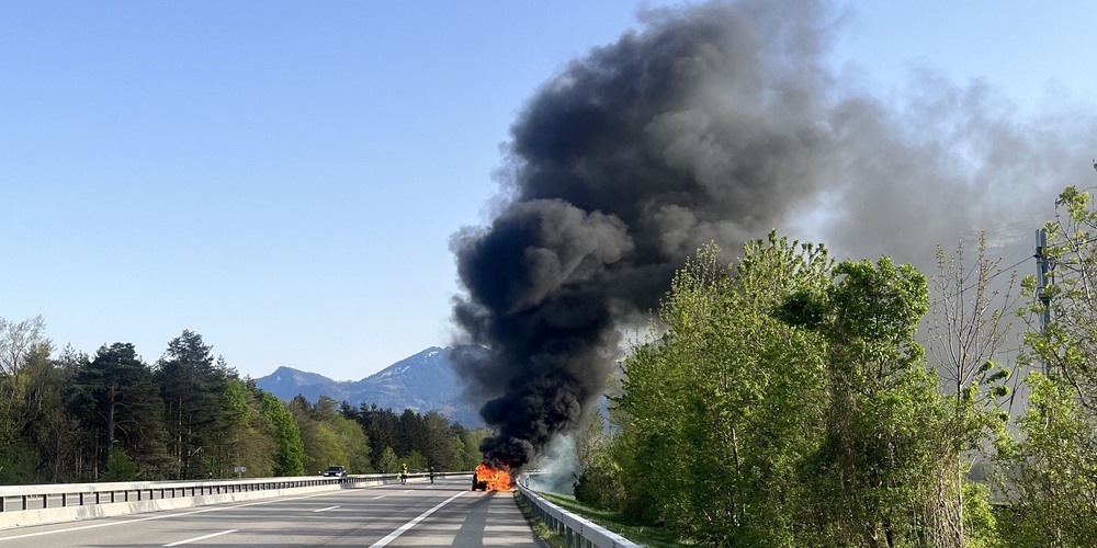 Das Auto brannte vollständig aus.