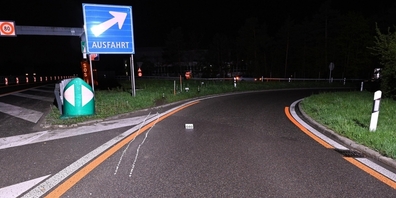 Reifenspuren auf dem Asphalt und in der richtungstrennenden Grünfläche nach Unfall eines Fluchtfahrzeuges.